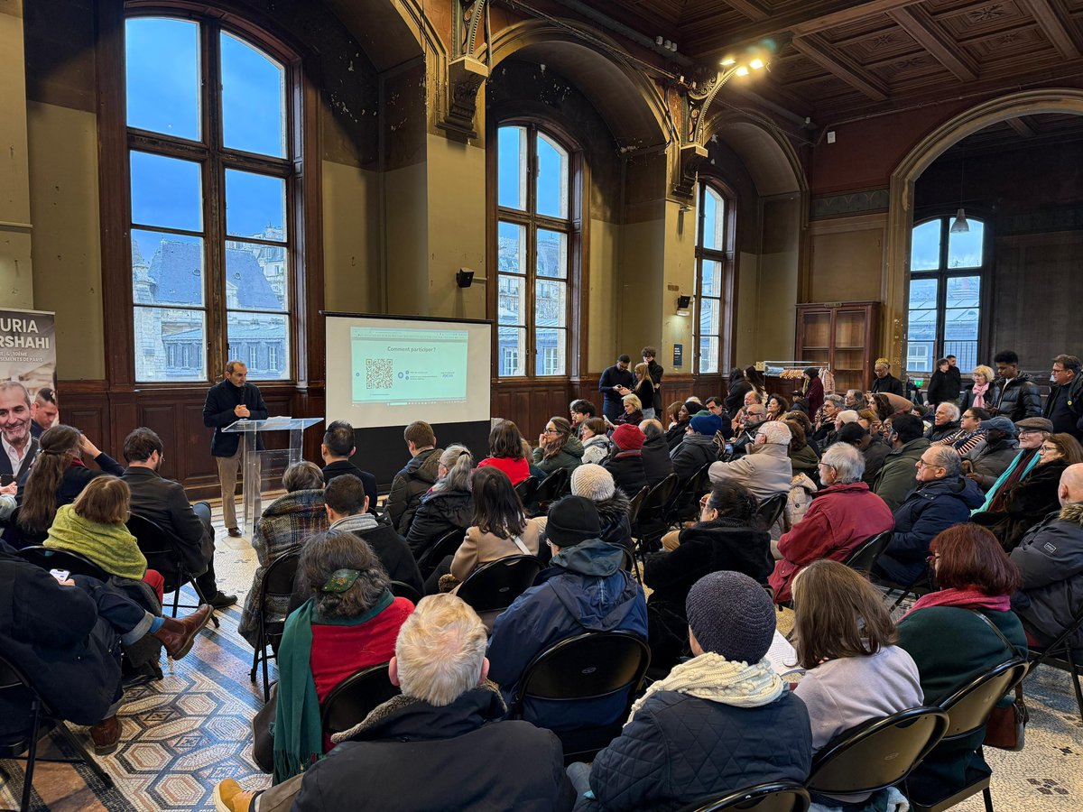reza_jafarit's tweet photo. Cérémonie des vœux 2026 de @PouriaAmirshahi 
Conservatoire national des Arts et Métiers – Paris

Hier, nous avons répondu à l’invitation de Pouria Amirshahi à l’occasion de sa cérémonie des vœux 2026.
Un moment politique fort, marqué par des échanges sincères et un discours profondément engagé.

Pouria Amirshahi a abordé avec clarté et courage les enjeux locaux, nationaux et internationaux, en rappelant que la politique ne peut jamais se limiter aux frontières, mais doit rester fidèle aux valeurs universelles de justice et de dignité humaine.

Il a notamment évoqué :
•la situation dramatique en Iran,
•la condition des femmes en Afghanistan, en réaffirmant avec force son soutien indéfectible aux femmes afghanes face à l’oppression talibane,
•les actions inhumaines et irresponsables des États-Unis qui alimentent les conflits et les déséquilibres mondiaux,
•les tragédies en cours à Gaza et en Ukraine, rappelant l’urgence d’un engagement international fondé sur le droit, la paix et la protection des civils.

Ce discours a résonné comme un appel à la cohérence politique, à la solidarité internationale et à la défense sans compromis des droits humains, en particulier ceux des femmes et des peuples opprimés.

🤝 Merci à Pouria Amirshahi pour cet engagement constant et pour avoir donné une voix à celles et ceux que l’on tente de faire taire.
