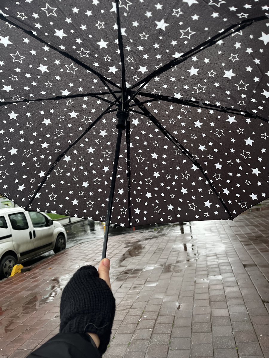 İlki şehit olunca yenisini almak zorunda kaldım felaket bi rüzgar var..🤷🏻‍♀️🤦🏻‍♀️