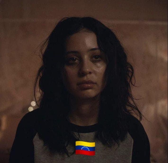 tengo 1 semana acostándome súper tarde y levantándome temprano solamente a abrir twitter a ver qué más ha pasado con venezuela, literalmente soy esta