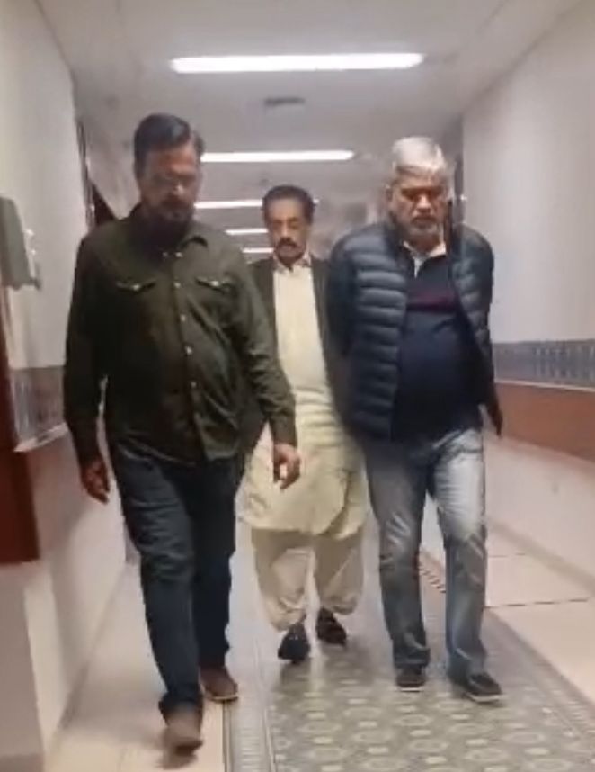 AnisMQM's tweet photo. ایم کیو ایم پاکستان کے سینئر رہنما انیس احمد قائم خانی بھائی کی سینئر ساتھی مہناج قاضی بھائی کی والدہ کی عیادت کے لیے آغا خان ہاسپٹل آمد۔

#AnisKaimkhani #Karachi #MQMPakistan https://t.co/FjwySZrApJ