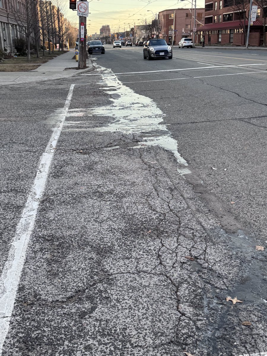 atmarais's tweet photo. @311Toronto There is still water coming up. https://t.co/qHcKi09BVW