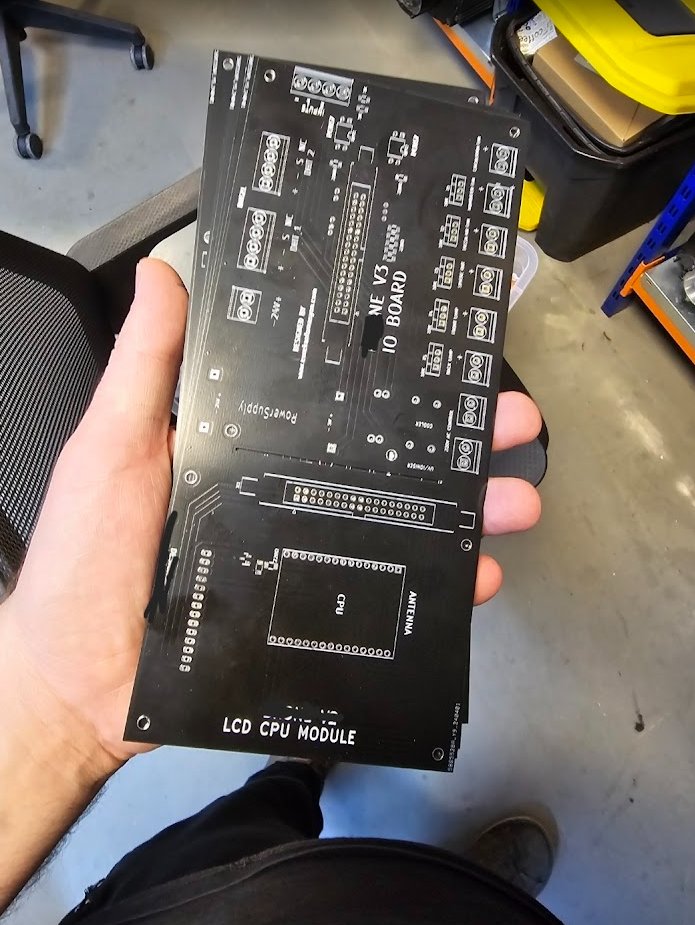 20 Yıl önce robotik alanında faaliyet gösteren bir Alman firmasında mühendis olarak işe başladım. Ve 14 yıl bu firmada çalıştım 2020 yılında kendi firmamı kurdum. Kendi firmam da bu alanda hizmet veriyor. İthal ürünleri olabildiğince az kullanmak için kendimiz de ürün