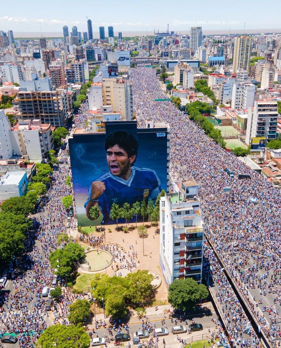 جدارية عملاقة لـ دييغو مارادونا بوسط العاصمة بيونيس ايريس في #الارجنتين