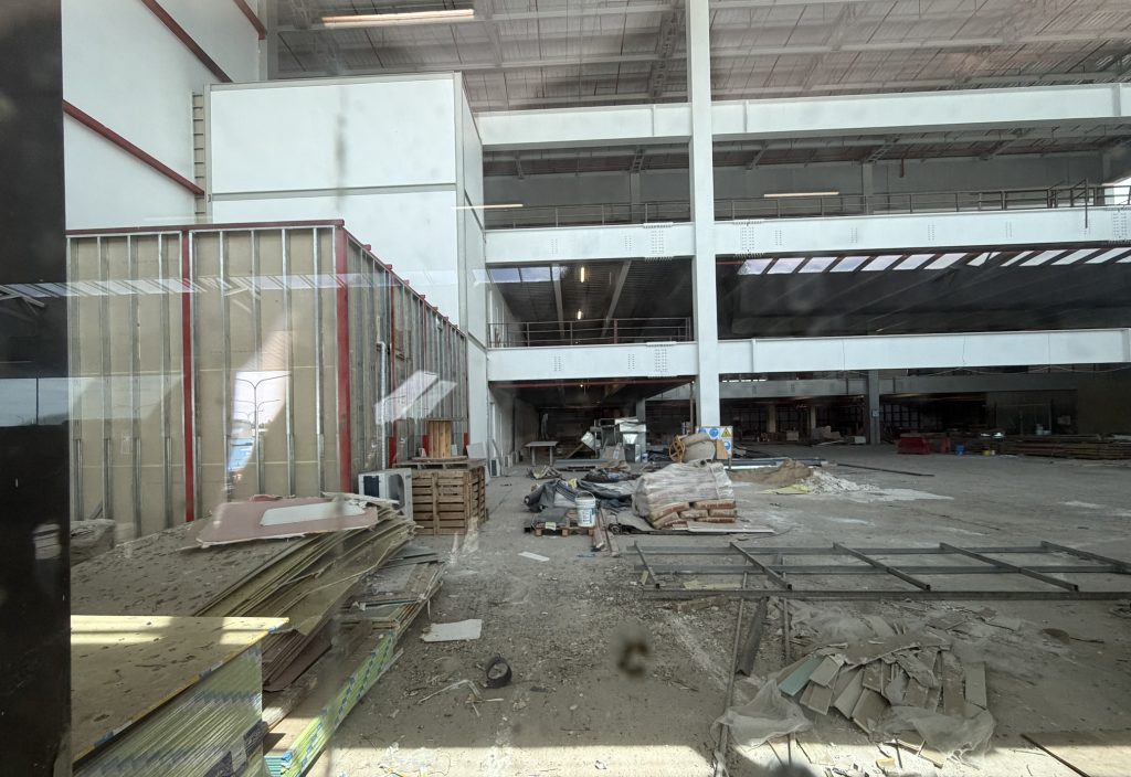 tinchoxx's tweet photo. Este es el interior del edificio que "inauguró "@maxipullaro para el Aeropuerto de Rosario. Es 'el atrás' de la camiseta. El interior de la cáscara vidriada. La pagamos completa, inauguraron 1/3. U$D 18.000 el m2, el aeropuerto más caro del mundo.

Fotos de @Rosario_Vuela https://t.co/YkkI1hE3Zf
