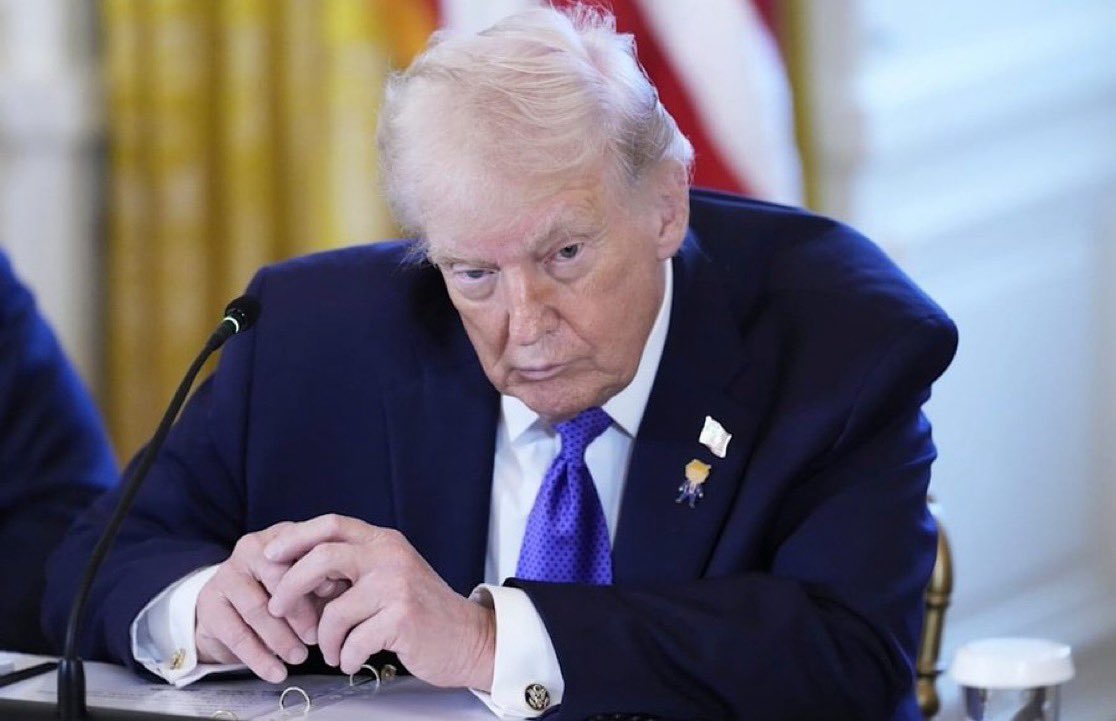 CaraMia200's tweet photo. Serious issues of presidential unfitness today as meeting b/w #Trump & #OilMen disintegrated into farce & bizarre spectacle! When praise of #Trump ended,he left meeting to ‘see the ballroom.’ No focus or leadership. Only a sick,old man losing to dementia.
#FOX cut live feed.
#USA https://t.co/UtTVU07v78