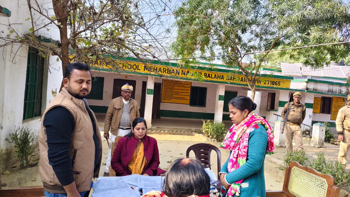 जनपद बहराइच के विधानसभा निर्वाचन क्षेत्र-283 नानपारा के भाग संख्या 179 व 180 प्रा0वि0 मेहरबान नगर एवं 156 से 160 कृषि उत्पादन मण्डी समिति नानपारा पर निर्वाचक रजिस्ट्रीकरण अधिकारी/उप जिलाधिकारी नानपारा मोनालिसा जौहरी की मौजूदगी में बीएलओ ड्राफ्ट मतदाता सूची पढ़कर सुनाते हुए।