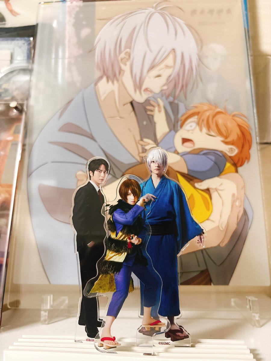 宗教画をバックに…ビジュ強すぎファミリー
このアクスタスタンドほんとに助かる