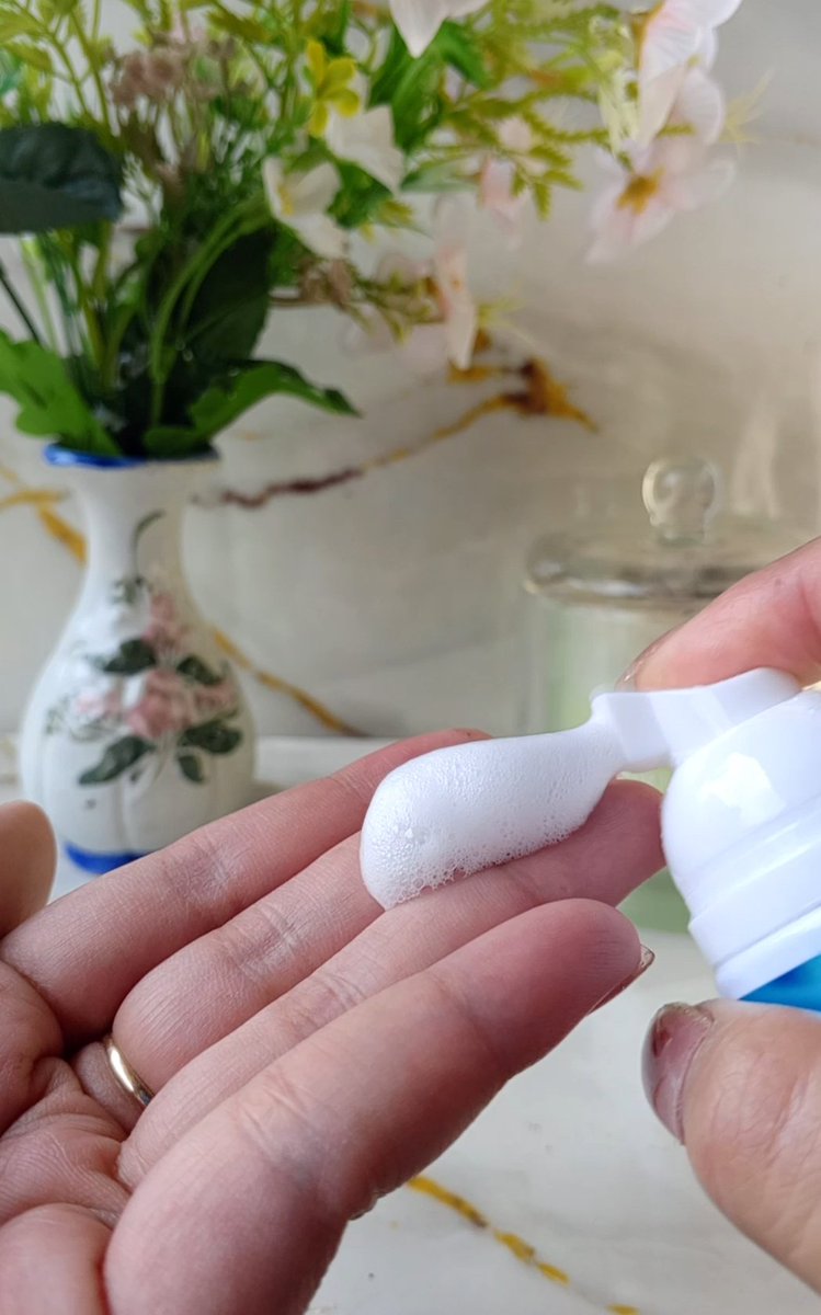 shoopeviral's tweet photo. Plus, aromanya manis dan soft, bikin rasa segar tapi tetap gentle.
Perawatan area intim itu soal konsistensi &amp; kenyamanan. kalau sudah cocok, tubuh kita sendiri yang “ngasih tanda” 🤍. https://t.co/FoRnGPbd11
