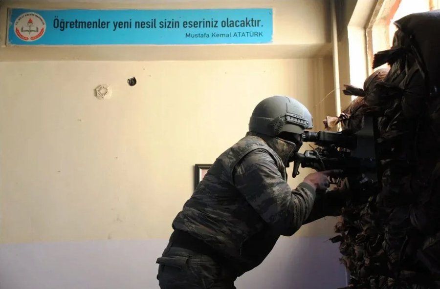 Her öğretmen okulda olmaz. Bazıları da vatanın bölünemeyeceğini öğretir.

Diyarbakır, Sur. 20 Aralık 2015.