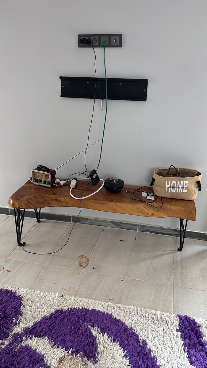 Memleketin siyasi iktidarının vizyonu ile cezaevinden salınan 50 bin mahkumun biri bugün bağ evimize girmiş televizyonu çalmışlar. Ürüne bir de Yerleri de çamur etmişler ayakkabıyla neden girdin hırsız bey bunu temizlemek tv çalınmasından daha çok incitti😀