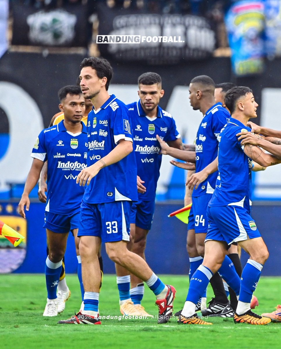 bandungfootball's tweet image. Prof Toha, on his Indonesian Derby debut 🔵

Cukup sedih denger beliau dapat death threats, beserta istri dan anaknya. Hal-hal kayak gini seharusnya ga pernah bagian dari sepakbola. Masa main bola / nonton bola di sini taruhannya nyawa sih?

Yuk berbenah bersama, belio kan asset…