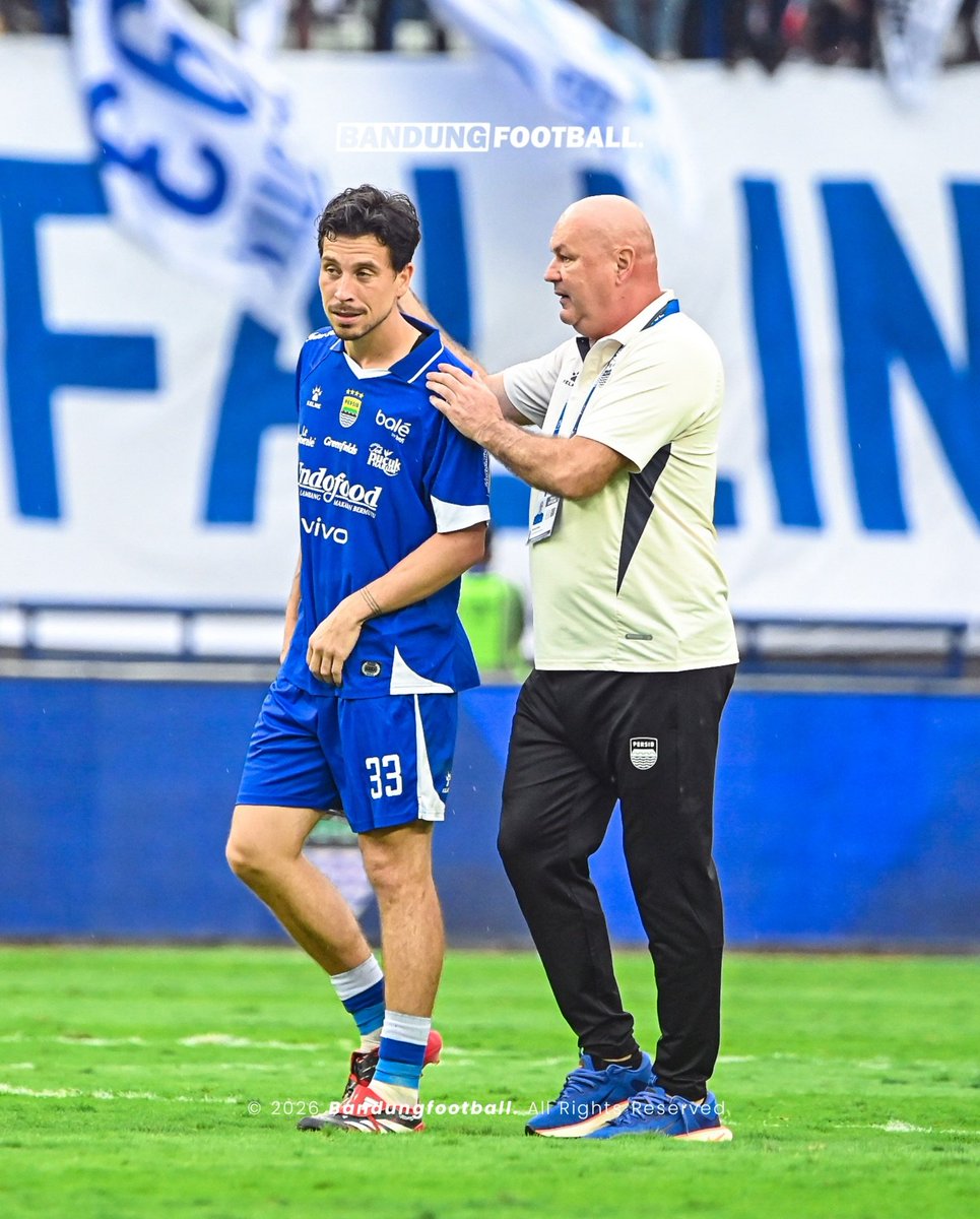 bandungfootball's tweet image. Prof Toha, on his Indonesian Derby debut 🔵

Cukup sedih denger beliau dapat death threats, beserta istri dan anaknya. Hal-hal kayak gini seharusnya ga pernah bagian dari sepakbola. Masa main bola / nonton bola di sini taruhannya nyawa sih?

Yuk berbenah bersama, belio kan asset…