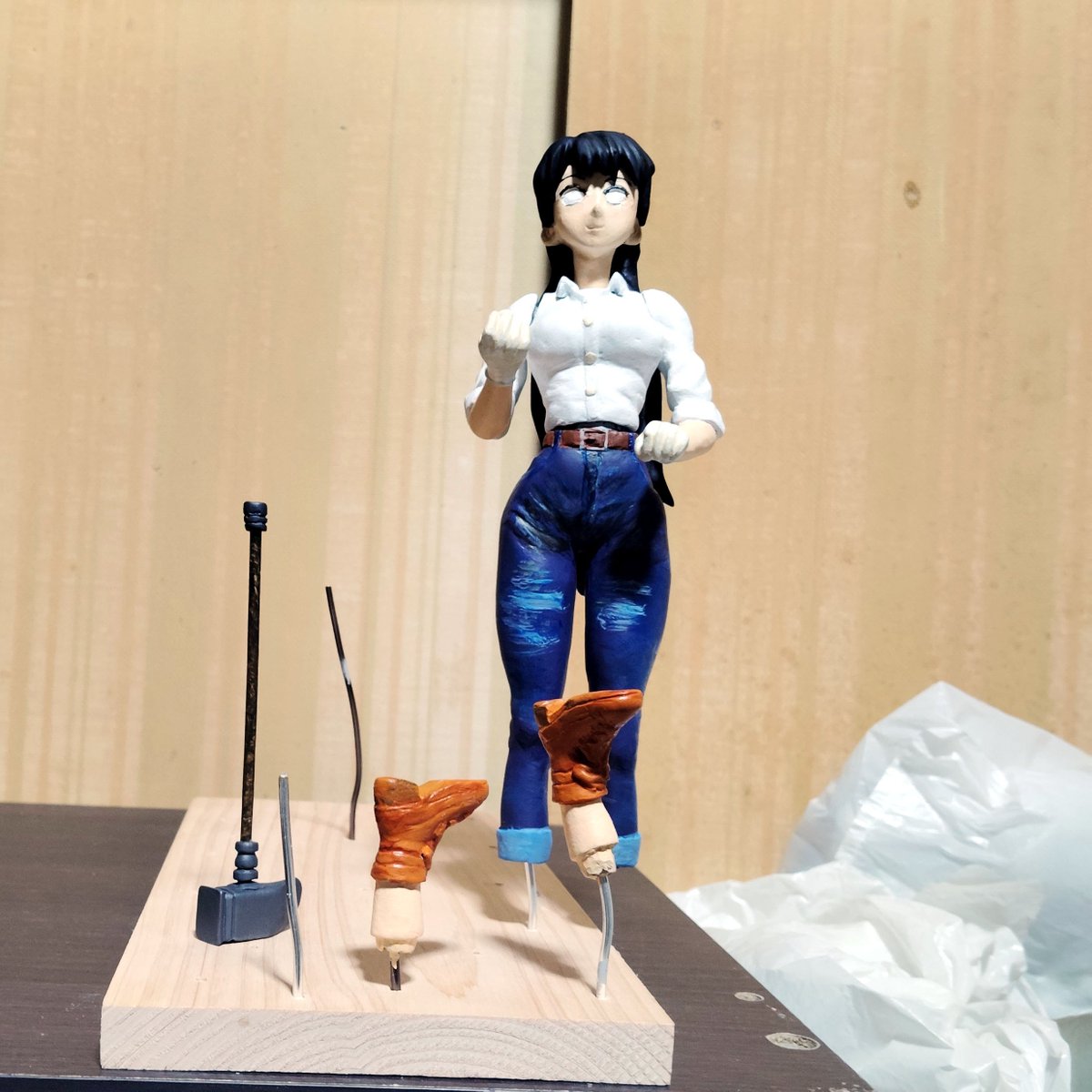 塗装中です。アクリルカラーを塗って、いろいろとアクセントをつけたいところ・・・それが出来れば苦労はない🥲
新しい中古パソコンは(新しくはないか)　ディスプレイの調整がデタラメで白けてました。いじってますが、いまひとつです。　まあ、ぜいたくは敵です。

#瑠璃の宝石　#ディスプレイ調整中