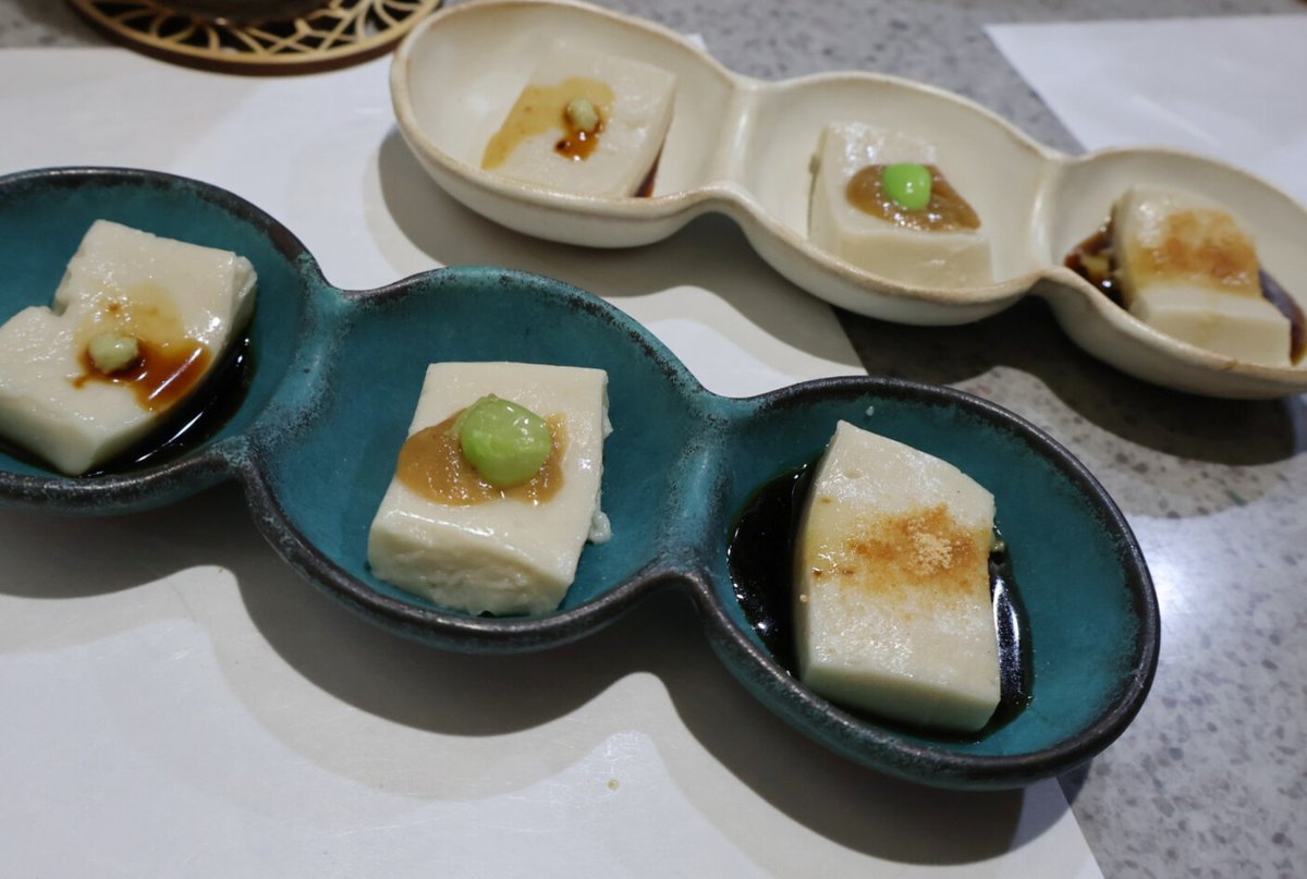 youryands's tweet photo. 白眉は椎茸のあられ揚げ→揚げた椎茸をワサビ塩でいただくだけなのに最＆高✨

サワラのかぶら蒸し

手作りのごま豆腐はわさび醤油、ごま味噌、黒蜜の3種
黒蜜を取っておいてデザートにした🤭

焼きサバ寿司でフィニッシュ

とにかく健啖家向き
毎日予約で埋まるという人気と実力を堪能してきた🥰 https://t.co/PKO6jAc2I9