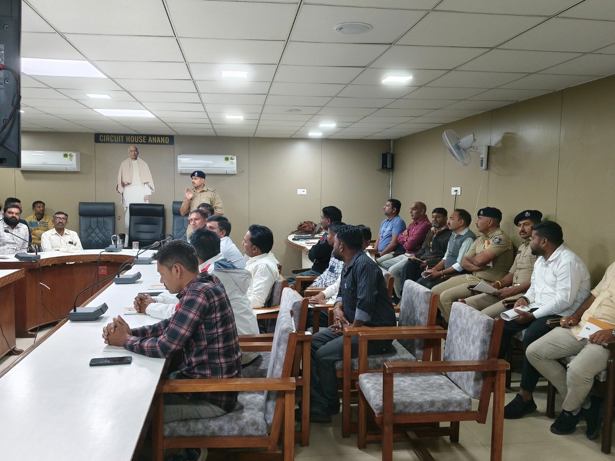 ankpatel28's tweet photo. આજ તા ૧૧/૦૧/૨૦૨૬ ના રોજ આણંદ જિલ્લામાં ફરજ બજાવતા કરાર/આઉટસોર્સ કાર્યરત ડ્રાઈવર્સને આણંદ સર્કિટ હાઉસ ખાતે ટ્રાફિક રુલ્સ, ટ્રાફિક ચિહ્નો, રેગ્યુલેશન, આધુનિક ટેક્નોલોજી વગેરે વિષયો પર તાલીમ આપી.... https://t.co/Z9eB9cRybm