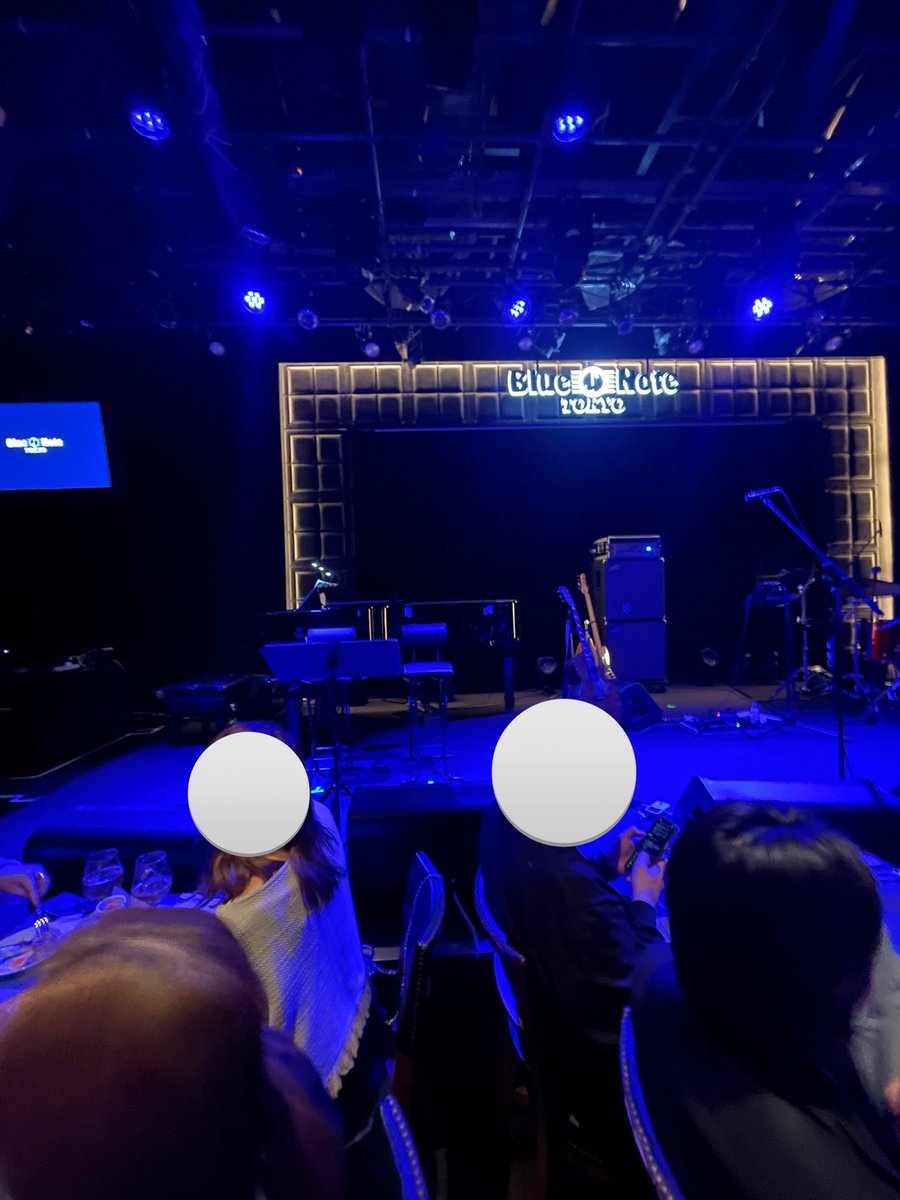 昨晩の小袋氏のブルーノート公演1mくらいの距離
管楽器の真ん前で相当楽しかった
ピアノ軽快さがすごく気持ちよく、ボーカルも相変わらず熱が伝わってくる
ほんっとうに強いて言うならもう少しworkとかGaiaのようなノリの曲をブルーノートでこそかましてほしかった
