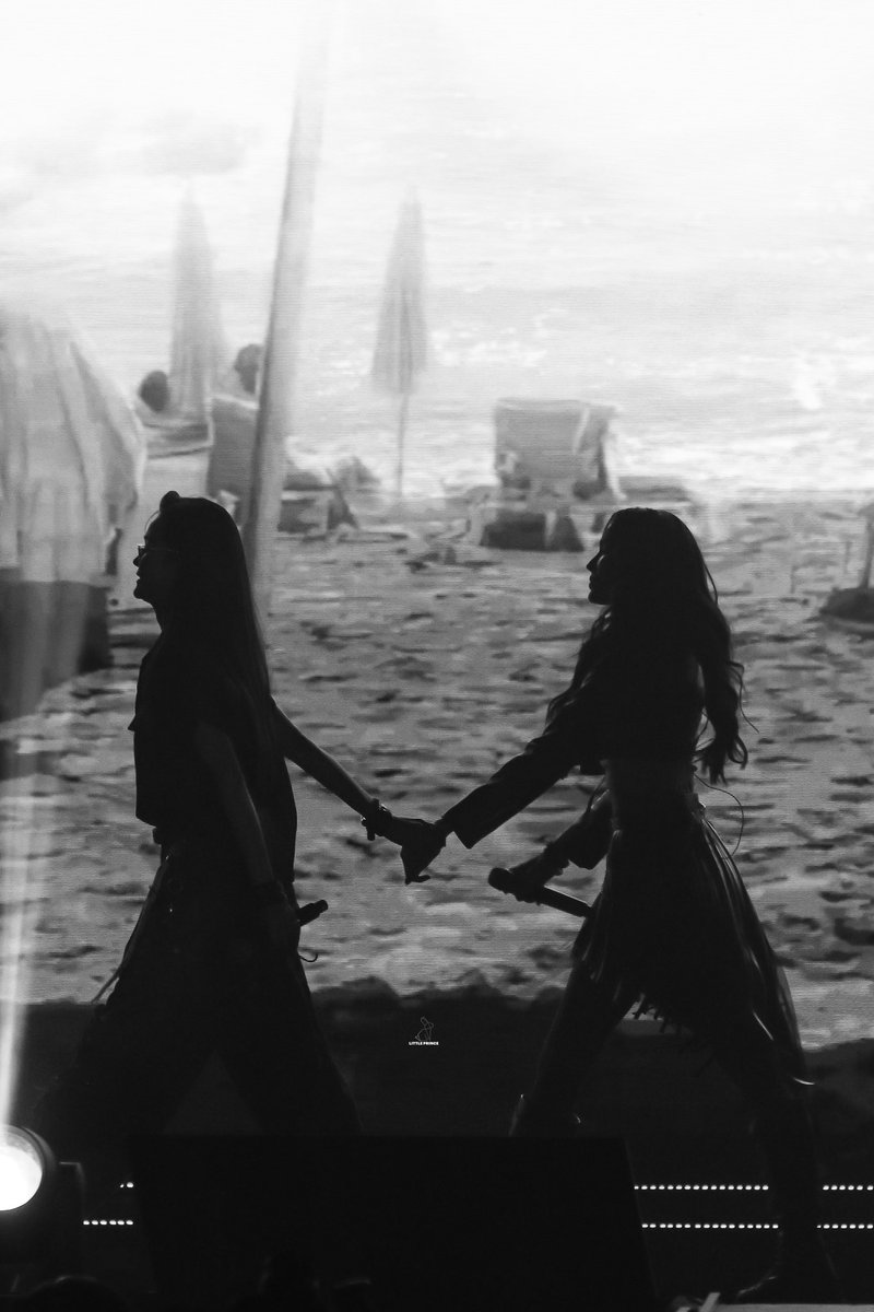 littleprince_21's tweet image. Hold my hand ... 🤝🏻

4E FIRST FAMILY TIME 
#Unveiling4Elements
#อิงล็อต #EngLot