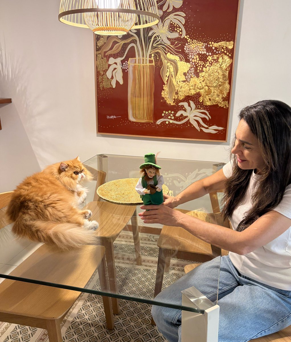 La mirada de Ceo juzgándome: sólo vos podés creer que tu economía va a despegar porque tu hermana te regaló eso 😒. Gracias <a href="/insensataok/">Isa Garcia ATAJO AL CIELO</a> y simpatiasduendes. Es un amor 🍀