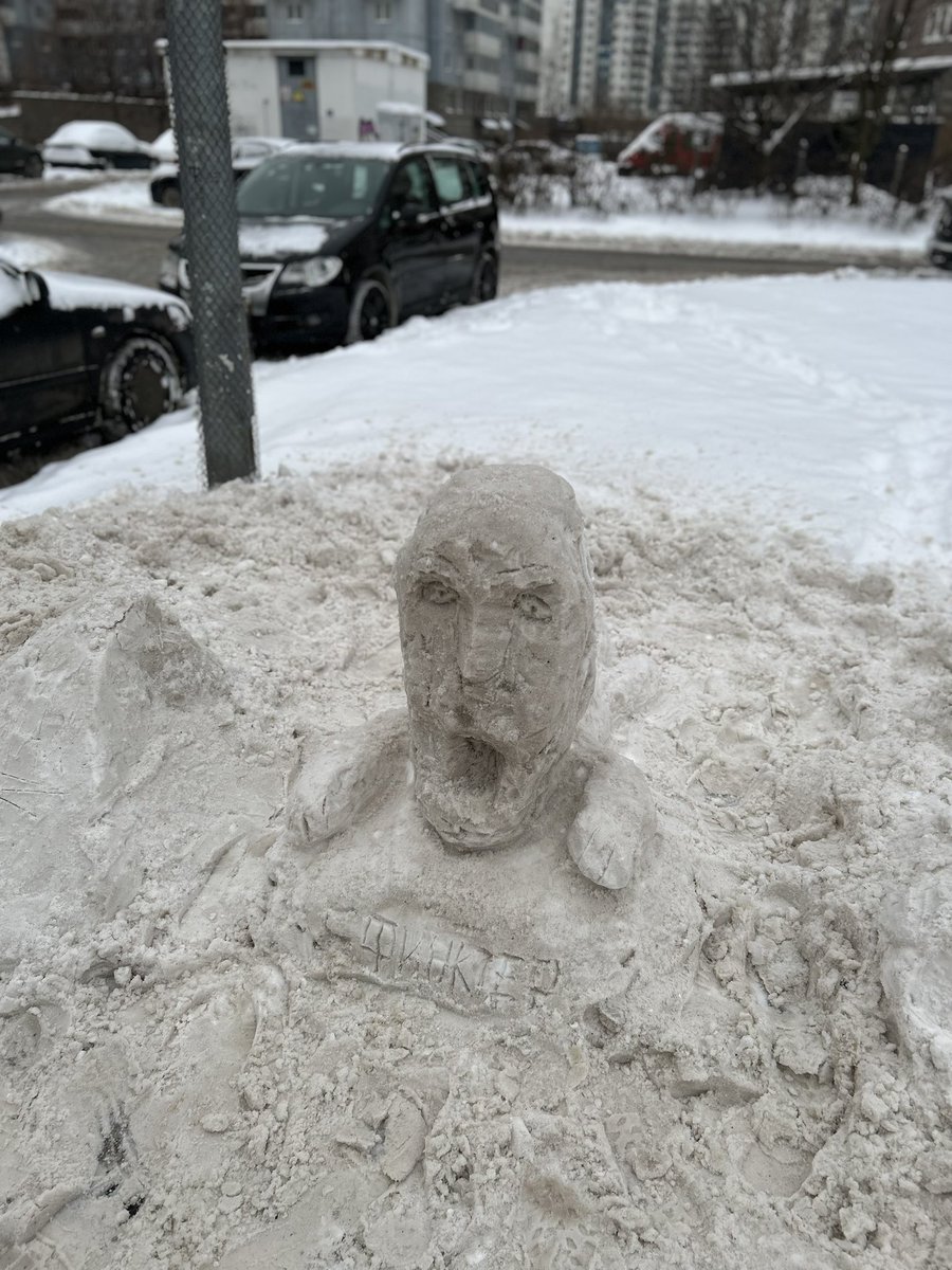 Какая зима такие и снеговики ⛄😂