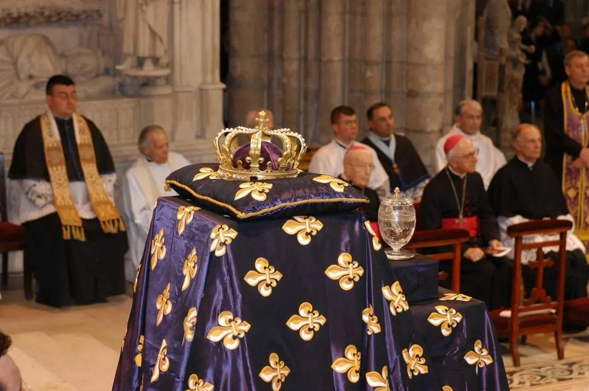 Lodovic2Nouvion's tweet photo. ⚜️ La différence monarchique ⚜️
Dans une monarchie :
- le roi n’a pas besoin de plaire
- ni de mentir
- ni de flatter une base électorale
Il n’est pas en campagne.
Il est en responsabilité historique.
#monarchie #royalisme #franceroyale #Institutions #Royauté #HistoirePolitique