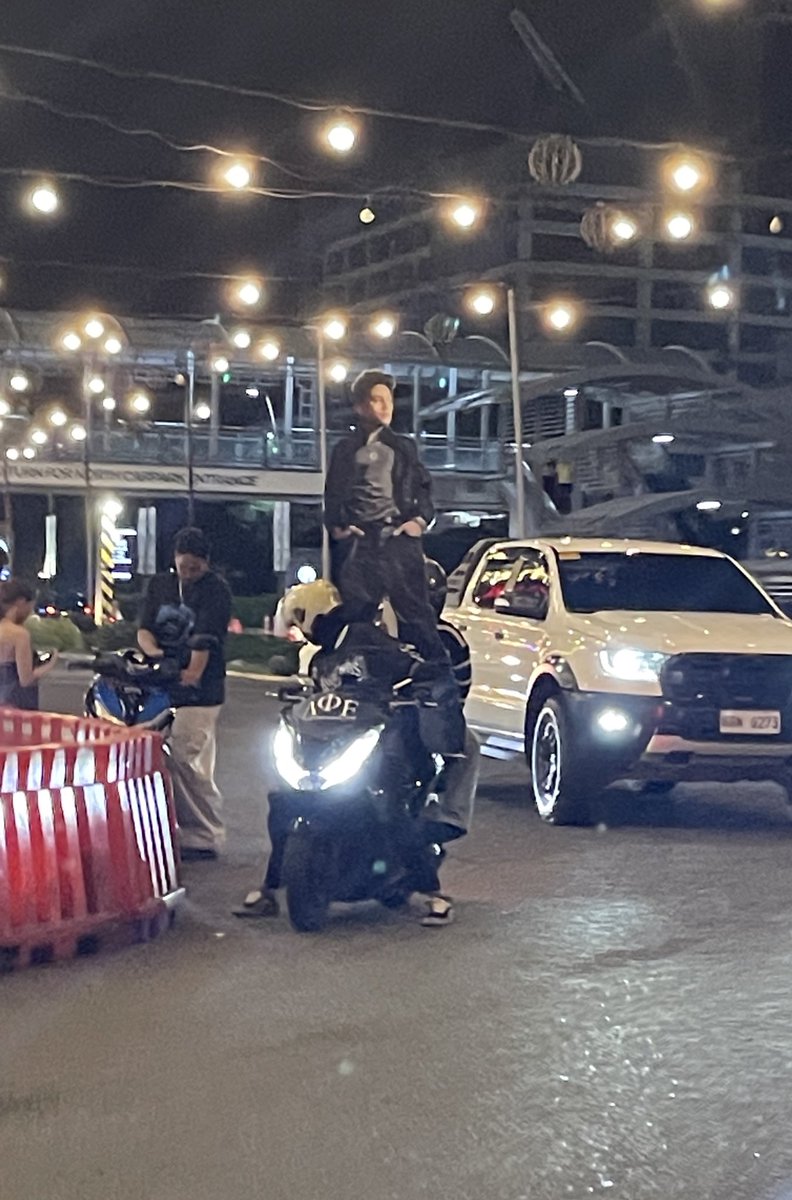 yttap05's tweet image. Ken umupo ka pls, di ka kasama sa helmet count.🤣

#FELIPNexus
#FelipFanNights 
#FELIP #SB19_KEN