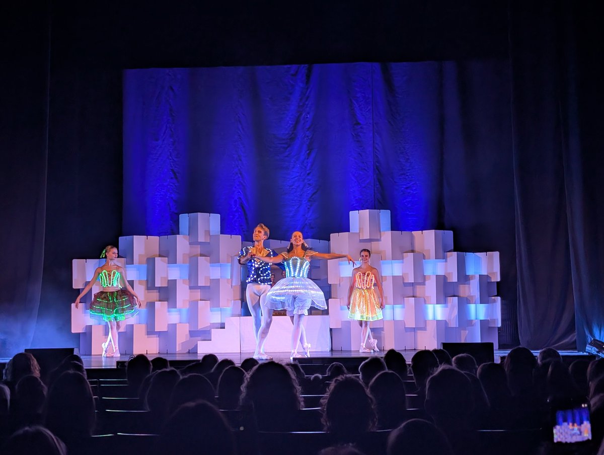 Was für ein Tag. Endlich gab es im Süden Bayerns genug Schnee zum Schlitten fahren, also waren wir vormittags 3 Std draußen.

Wegen Abendprogramm waren wir schon um 16:30 Pizza essen in der L'Osteria und anschließend im Ballett of lights in München 🤩🧑‍🩰