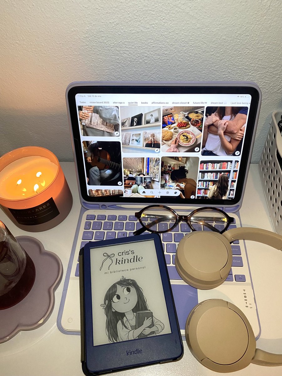 crishatesall's tweet image. seguí un tutorial de cómo cambiar el lockscreen del kindle y bonito que quedó 𐙚⋆°🦢｡⋆♡