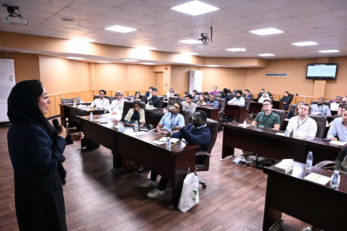 في إطار #الشراكات_الدولية، استقبلت #جامعة_الملك_عبدالعزيز وفدًا من طلاب كلية الأعمال بجامعة هارفارد <a href="/HarvardHBS/">Harvard Business School</a>،
حيث اطّلع الوفد على البرامج الأكاديمية والمبادرات البحثية بكلية الاقتصاد والإدارة، وبُحثت آفاق #التعاون_الأكاديمي وتبادل الخبرات.

As part of its commitment to