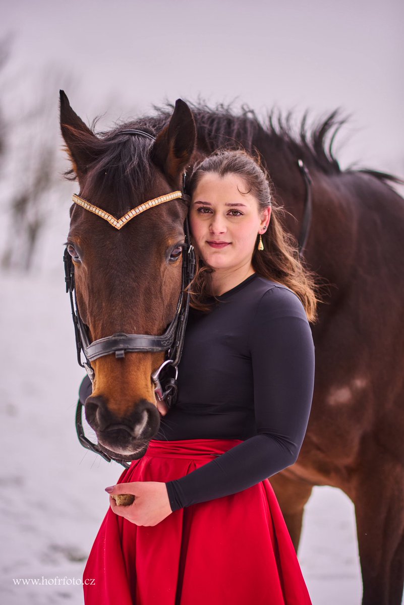 Dnes proběhlo luxusní focení s Luckou a jejím koněm. Na to, jak bylo zima a ještě jednou zima, to dopadlo skvěle...😉