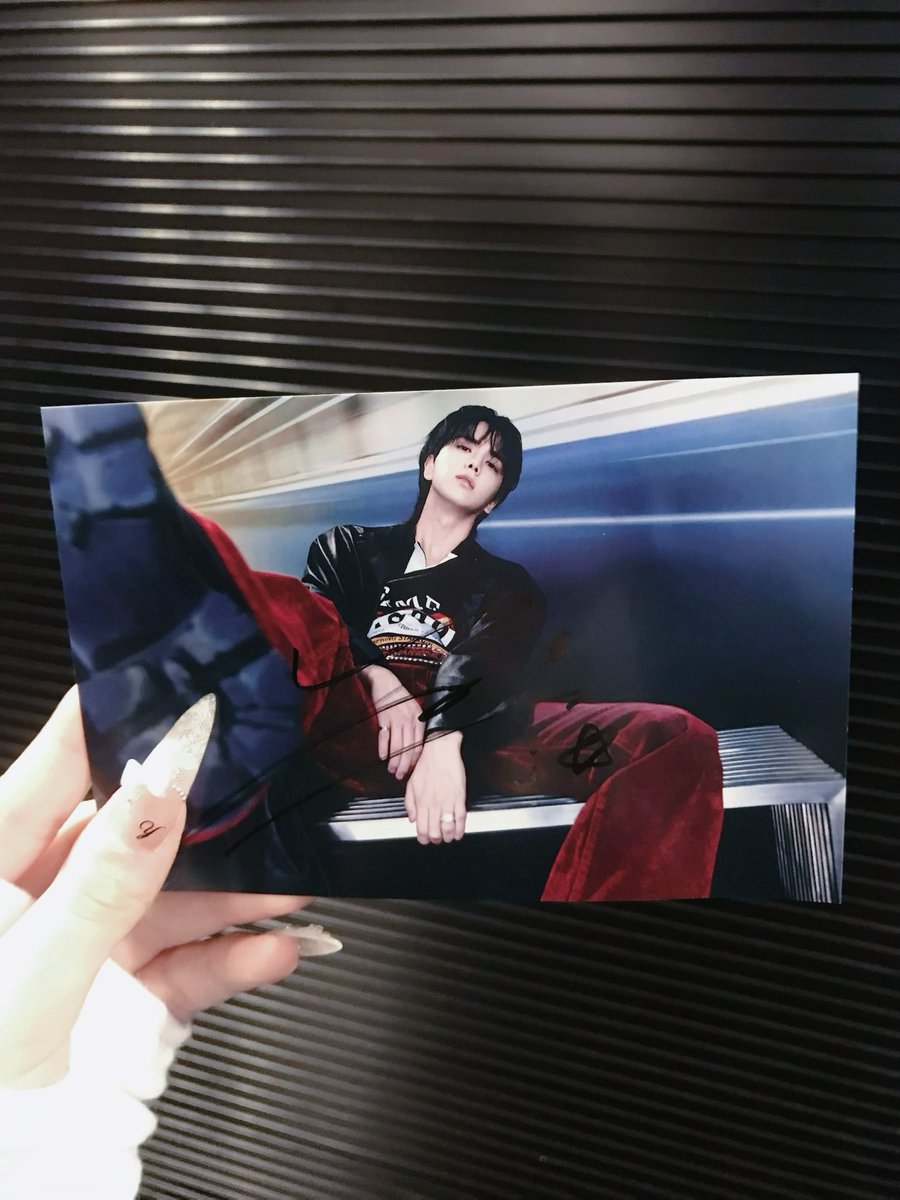 0nly8ony's tweet photo. 251221  
🫳🏻💍

 #더보이즈  #영훈 https://t.co/Wnqtre1RTp