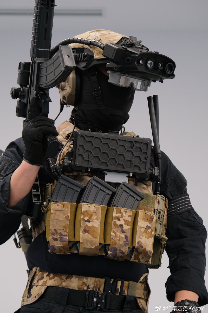 🇨🇳soldado chino con exoesqueleto y gafas de realidad aumentada.
No sé de dónde ha salido, pero no tengo dudas que será parte de las futuras equipaciones de los soldados del futuro