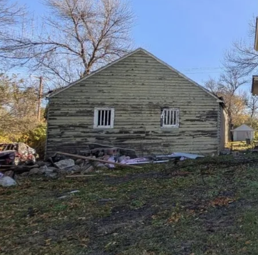oldhouseunder50's tweet image. $99,900
This partially renovated #NorthDakota #Victorian-era #home has four bedrooms, 1.5 baths, #stainedglass, and wrap-around porch.  oldhousesunder50k.com/c-1904-four-be…