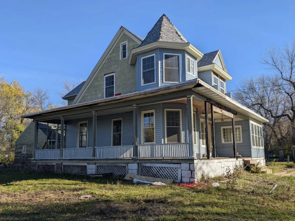 oldhouseunder50's tweet image. $99,900
This partially renovated #NorthDakota #Victorian-era #home has four bedrooms, 1.5 baths, #stainedglass, and wrap-around porch.  oldhousesunder50k.com/c-1904-four-be…