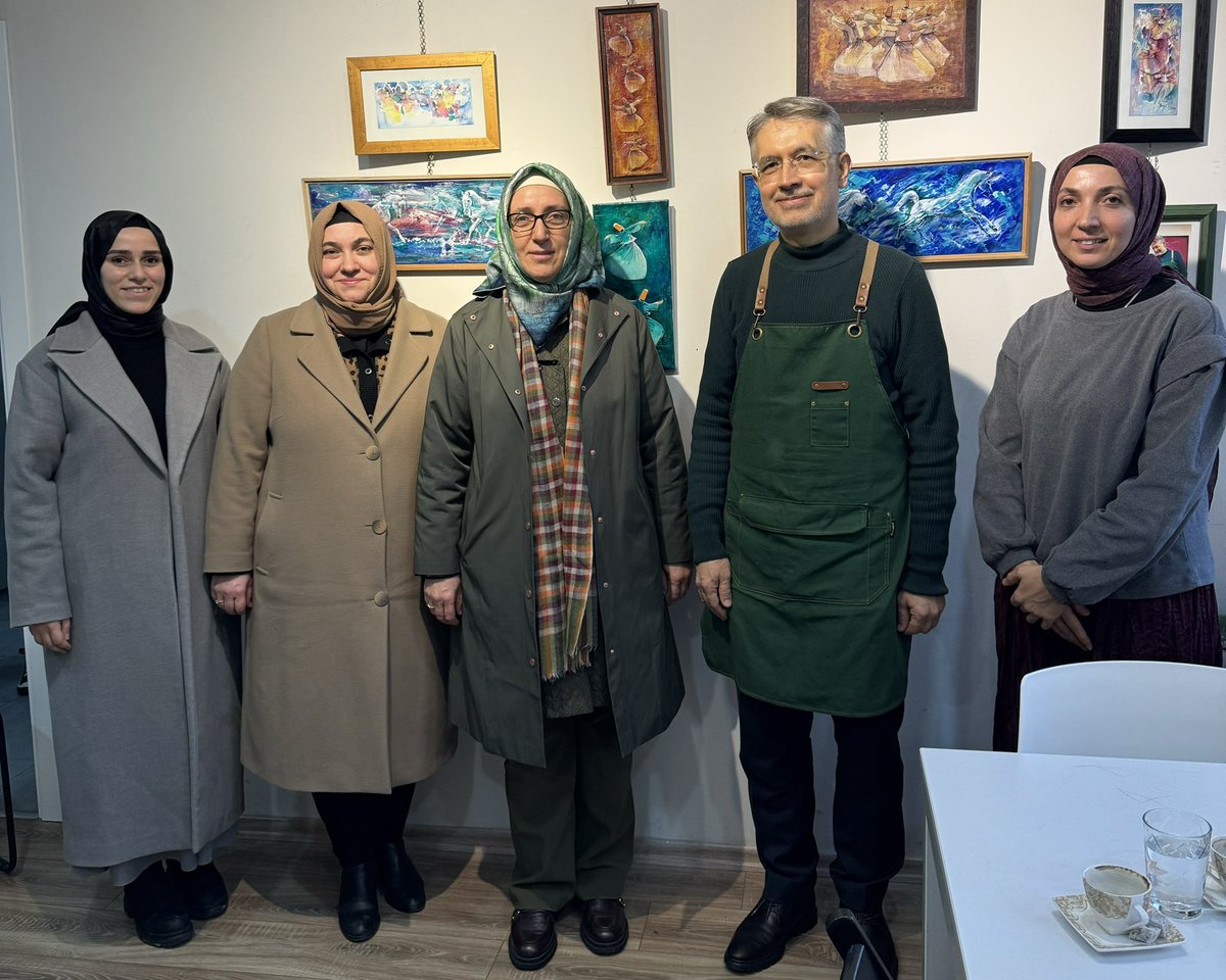 Bugün kıymetli ressam Cemal Toy Hocamızı ziyaret ederek atölyesinde güzel bir sohbet etme imkânı bulduk.
Sanatın gerçekten yaşayan bir mektebe dönüştüğü o kıymetli atölyeyi yakından görme imkânı bizler için çok anlamlıydı.

Sanatın; şehrin hafızasını diri tutan, insanı incelten