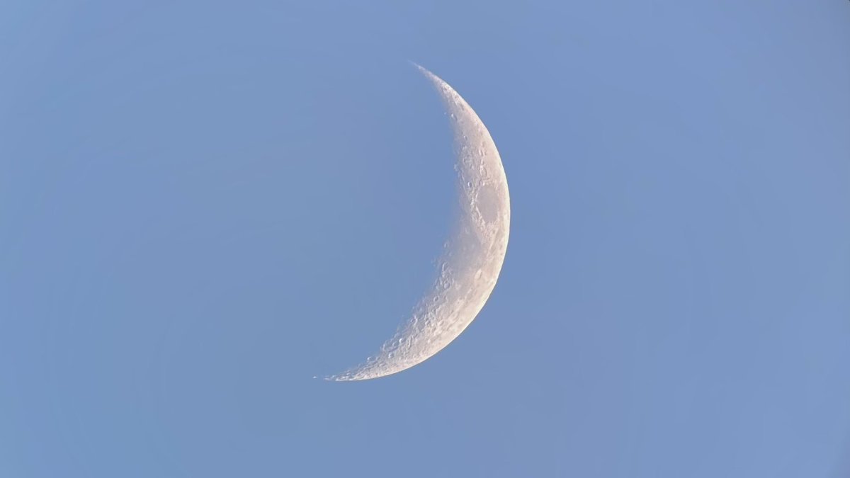 lsky38's tweet photo. Just look at the moon https://t.co/cMOblXRGqV
