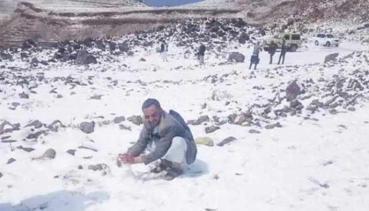 موجة صقيع غير مسبوقة باليمن ودرجات الحرارة تهوي تحت الصفر

رادار 360 |

كشف الفلكي اليمني عدنان الشوافي، عن موجة صقيع شديدة تجتاح اليمن هذا الاسبوع وتستمر حتى الجمعة القادمة.

وأوضح الفلكي الشوافي، في بيان له على صفحاته بمنصات التواصل الاجتماعي، أنه من المتوقع أن تشهد مرتفعات