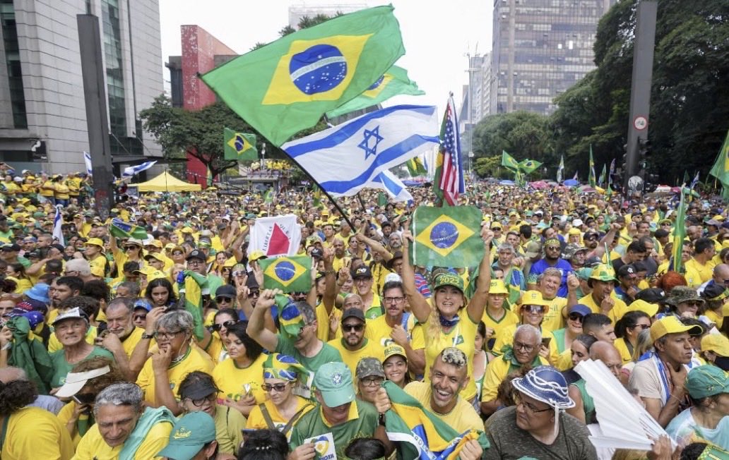 Bolsonaro foi quem levou milhões às ruas. Hoje, está preso, debilitado, com sérios problemas de saúde e sob risco real de vida, acusado de uma “tentativa de golpe” que nunca existiu. E o silêncio é ensurdecedor. Onde estão os parlamentares que só ocupam seus cargos graças a