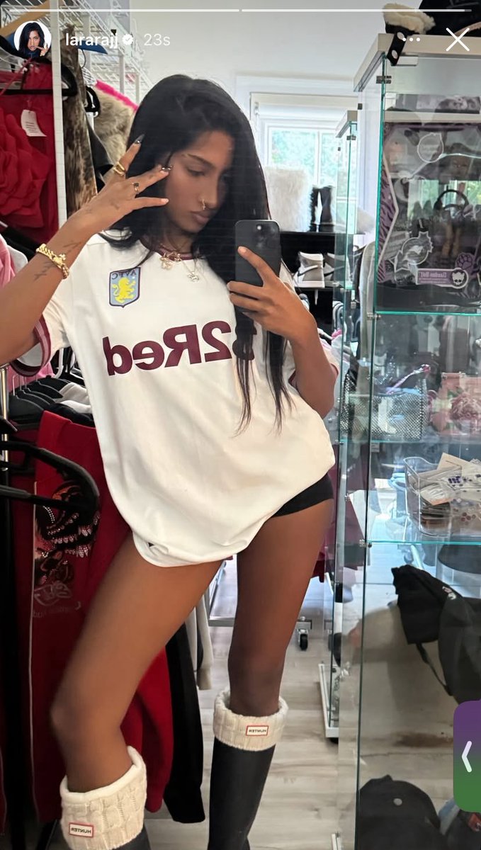 snixl0pez's tweet image. Choplando you’ve gone to far. Putting my girl in an Aston Villa shirt. Watch yourself