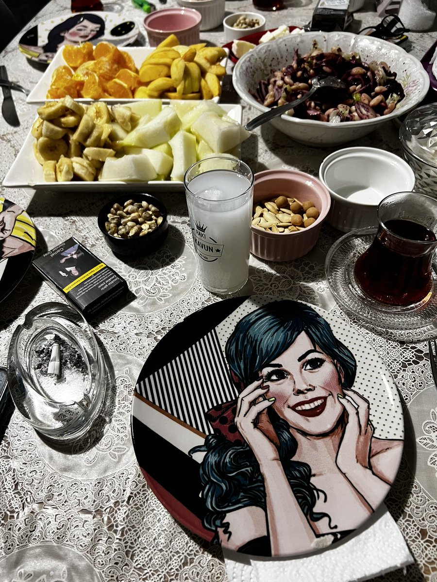 Ne kadar yakınım sana
Ve ne kadar uzak

Onat Kutlar