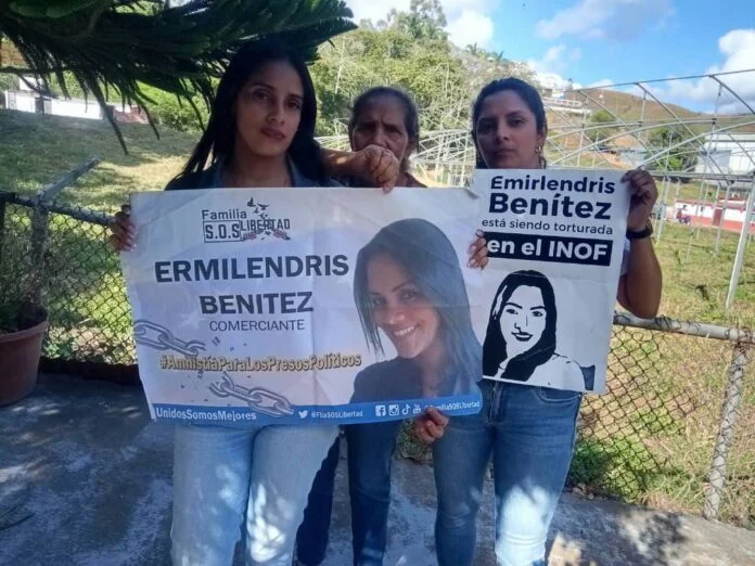 ReporteYa's tweet photo. #11Ene #PresosPolíticos #INOF
Familiares de Emirlendris Benítez viajaron desde el interior del país a Caracas y permanecen a las afueras del INOF, a la espera de que sea incluida en las excarcelaciones anunciadas. Siguen sin información oficial tras horas de angustia. – @ElPitazoTV