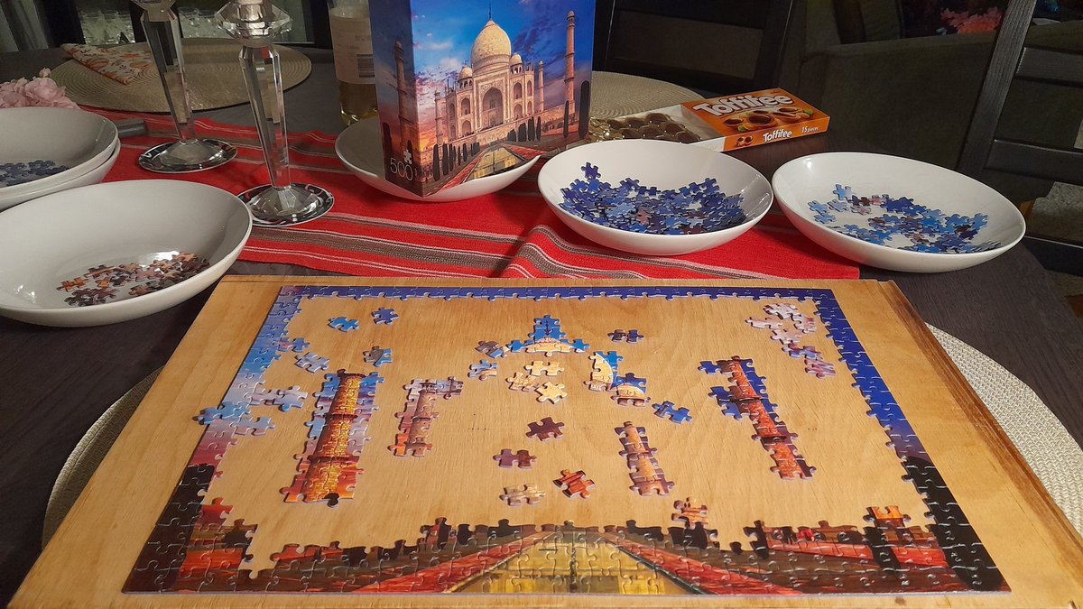SwedishGamester's tweet image. Mom and I started a new 500 pieces #puzzle yesterday and we continued trying to piece it together today! 😊