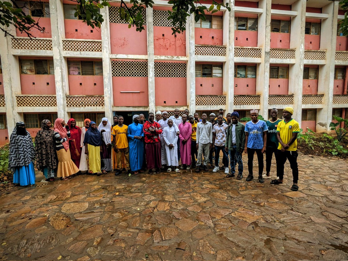aemub2009's tweet photo. Le 11 Janvier 2026 a eu lieu une rencontre extraordinaire dans les enceintes de l'Université du Burundi.Cette rencontre a rassemblé les nouveaux étudiants musulmans.Elle a  marquée par des échanges constructifs portant sur la vie de l’association et ses perspectives d’avenir. https://t.co/R9DARL1KbF