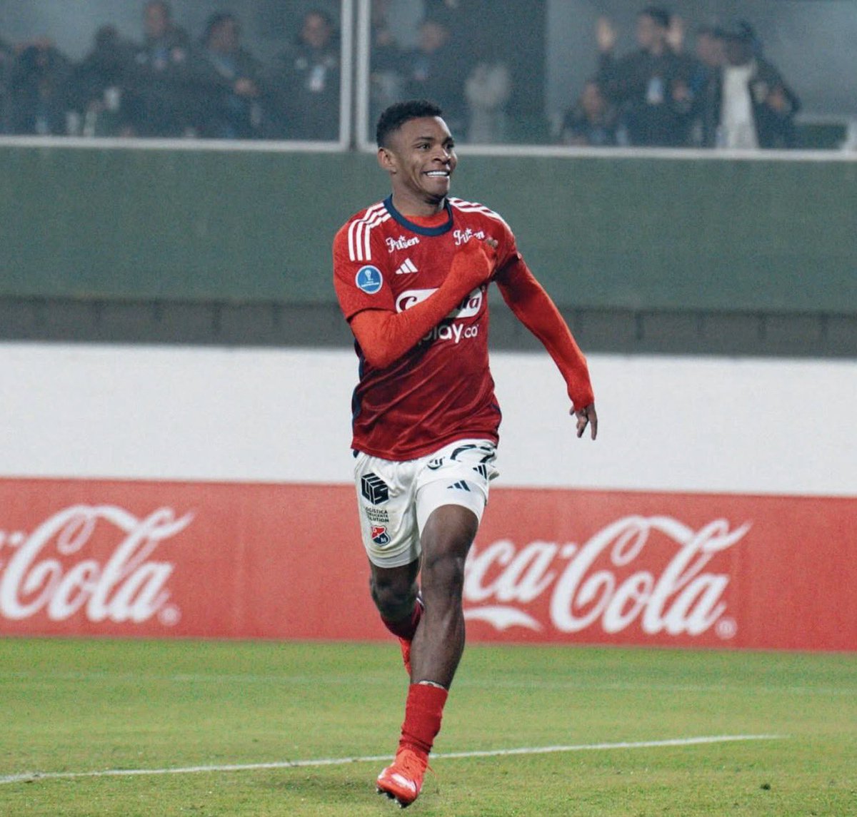 PSierraR's tweet image. 🚨 Brayan León (25) ya firmó su contrato en Sudáfrica con #MamelodiSundowns. #DIM lo vende en 3.2M$ y el delantero se comprometió hasta diciembre de 2028 🔴🔵

👀 La intermediación con el ‘poderoso’ la hizo Passion Sports, empresa que ha hecho las operaciones de Luis Díaz