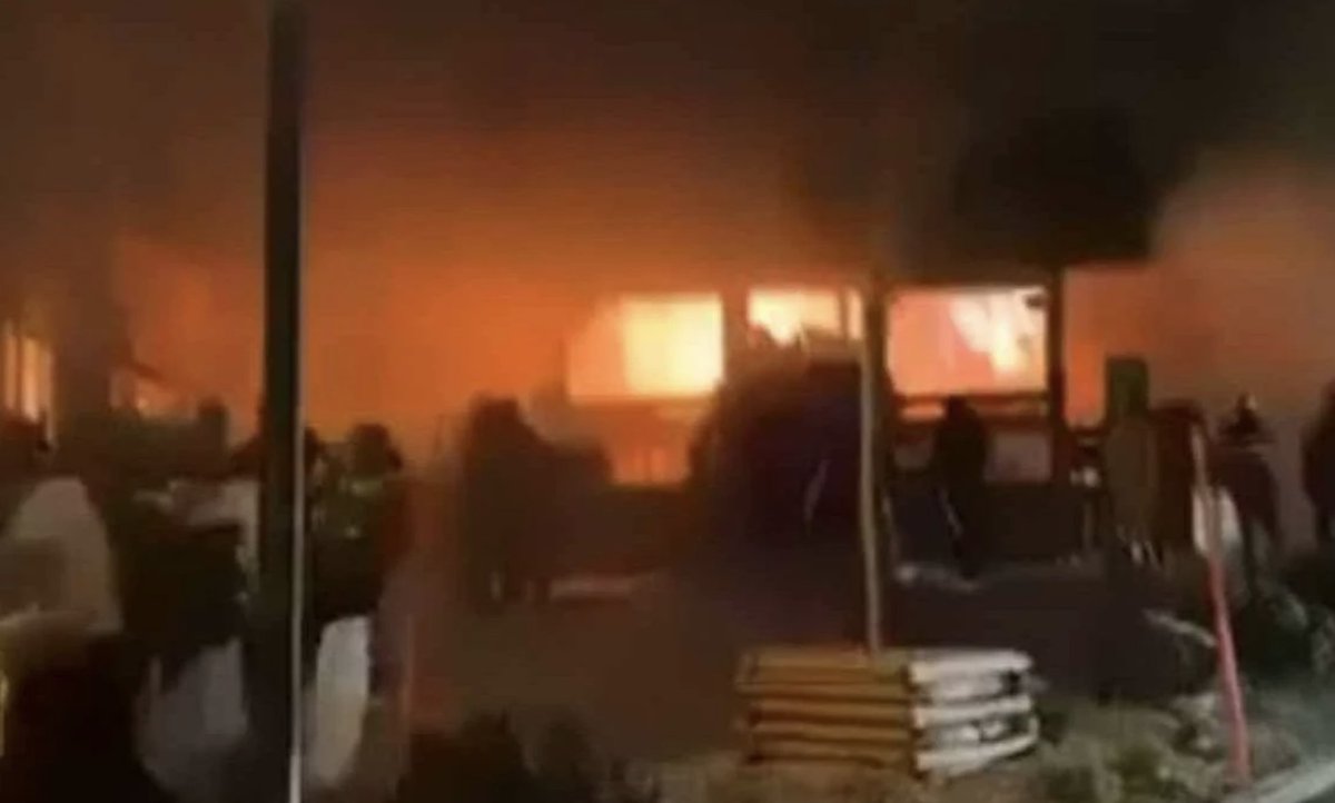 🇨🇭 FLASH | 34 des 40 VICTIMES de l'incendie de Crans-Montana sont mortes dans l'étroit escalier RÉTRÉCI en 2015 par le nouveaux propriétaires.

👉 Selon le rapport d'une équipe internationale d'enquêteurs, 34 des 40 corps ont été retrouvés entassés au pied de l'escalier. Il avait