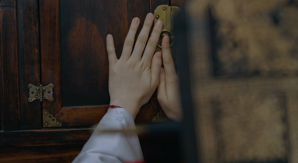 은애하는 도적님아에서 꽃신이 가진 의미가 크다
은조에게 꽃신은 흙탕물 튀는 게 아까운,
입에 올릴 수 없는 아버지가 주신 귀한 마음이고 

재이에게 꽃신은 흙탕물이 튀든 말든 부친이 비싼 값을 치르고 데려온 종마에게 입힌 허울
뿐이고

열이에게 꽃신은 은애하는 여인에게 두고 간 연정이며