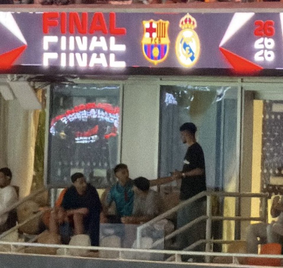 🚨🚨 |

تواجد الثلاثي زياد الجهني ورامز عطار وعبد الرحمن الصانبي في ملعب الجوهرة لمتابعة نهائي السوبر ..