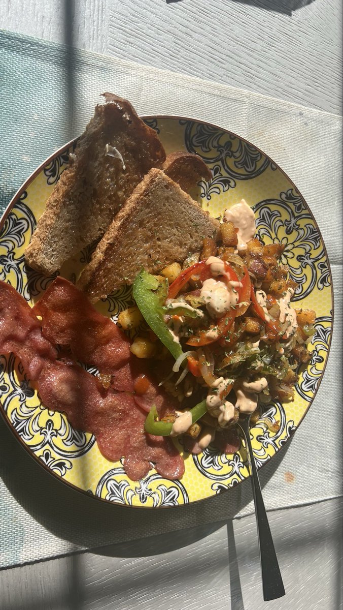 My chef knows how to make a simple meal of home fries turkey bacon and toast look like a gourmet meal 😋