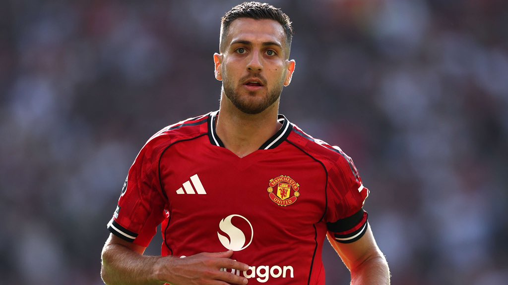 UTDAlex8's tweet image. Can’t defend 
Can’t cross
Can’t man mark 
Can’t dribble
Can’t score 

What is he good at?