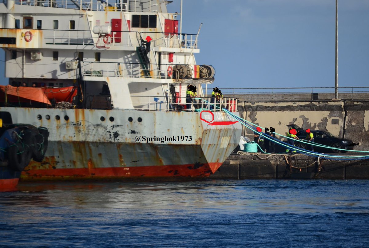 EL BARCO DE LA COCAÍNA.

Esto es lo que se denomina un WALKING DEAD de pedigree. Un zombi de la mar que sólo dios sabe lo que han llevado sus bodegas.

Canarias es la encrucijada atlántica de la cocaína.

Cada x tiempo un buque chatarra es apresado en las aguas al oeste del
