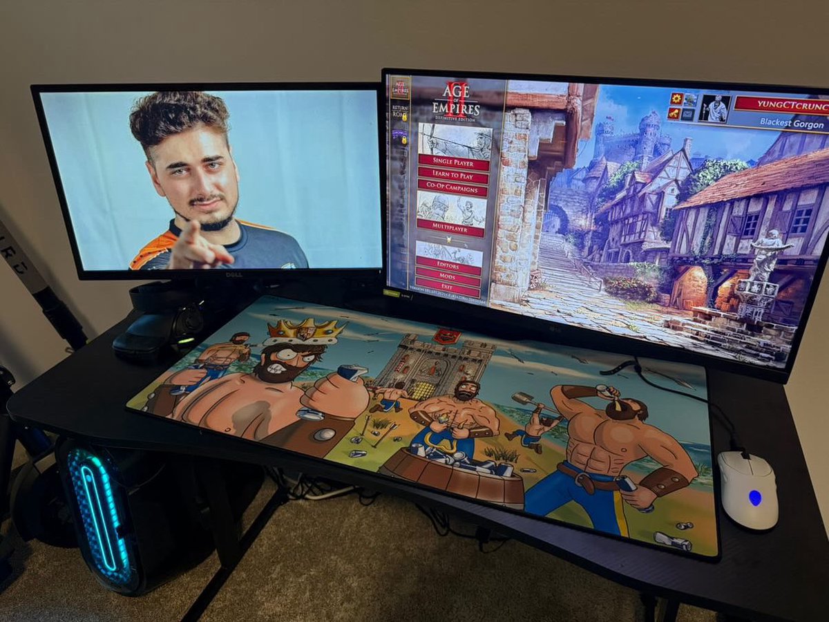Hera_Aoe's tweet image. A viewer sent me a pic of his set up with the mousepad my brother designed 

What a leyend 🗣️🫡